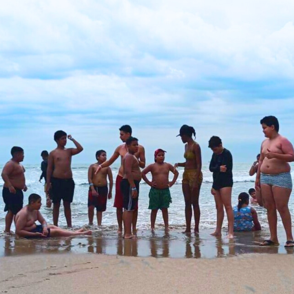 Passeio à praia do Guarujá marca as férias de crianças e jovens do CREN